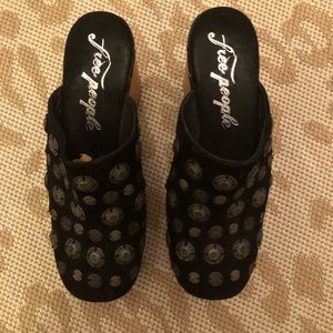 Free People Claudia Clogs!!! Sold Out~ Beautiful, Funky clog lover vibes! ✌🏽🖤